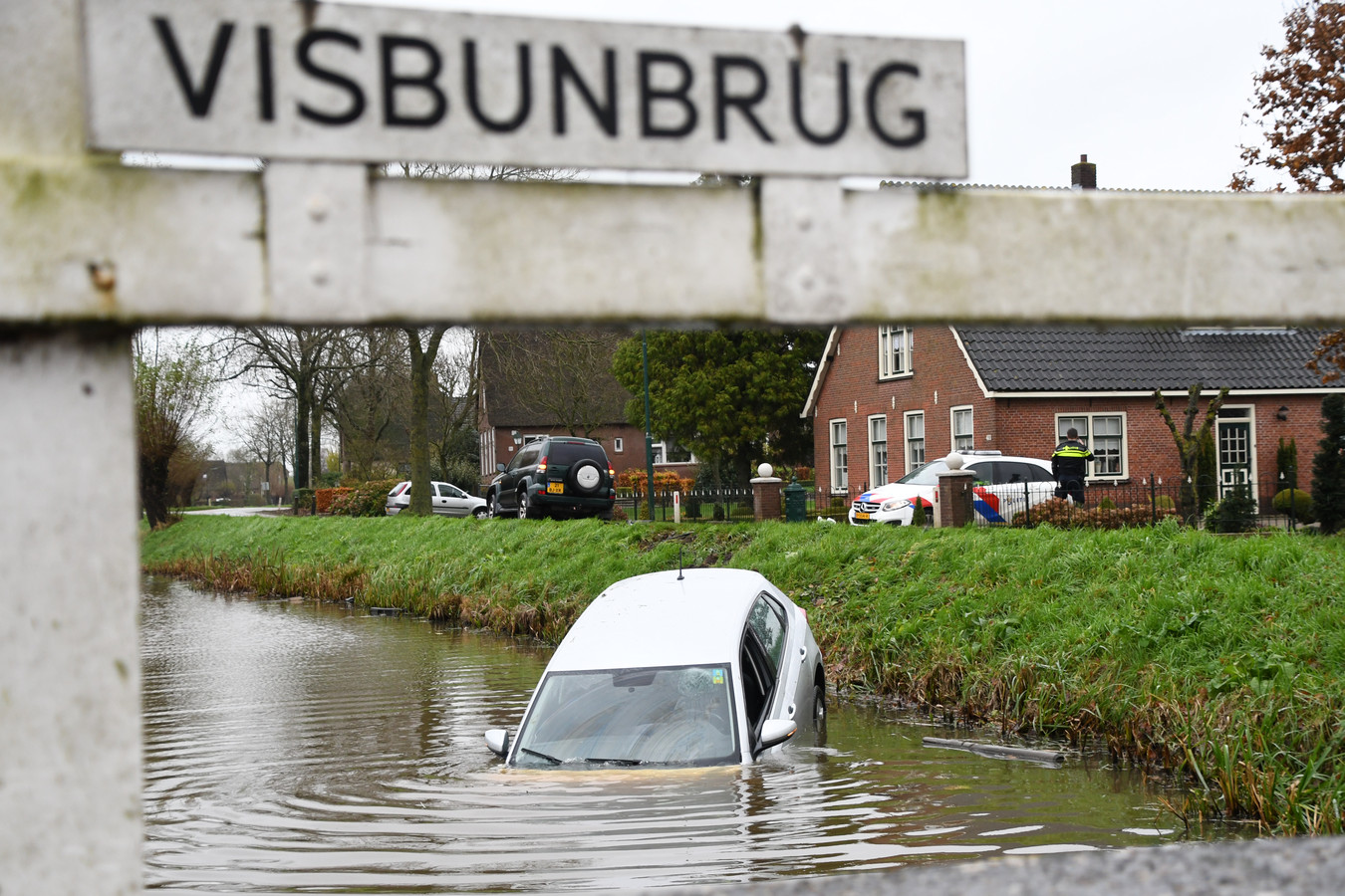 Auto te water na botsing in Benschop | Foto | AD.nl