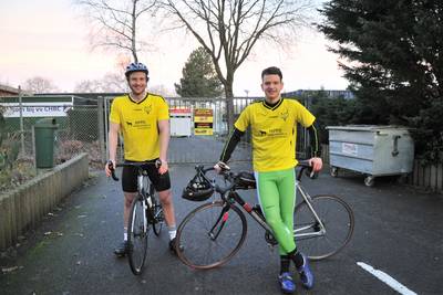 Niet voetballen, dan maar fietsen. Spelers van Redichem maken 230 km lange tocht langs alle tegensta