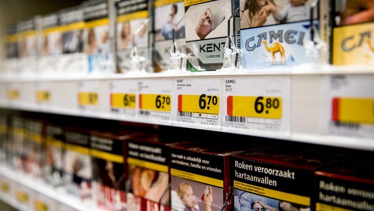Zolang veel Nederlanders verslaafd zijn aan sigaretten is het 'dweilen met de kraan open', aldus het AVL. Beeld anp