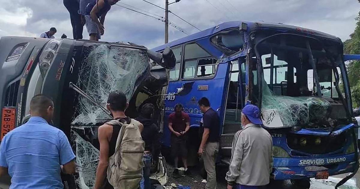 ‘Nederlander overleden bij aanrijding tussen bussen in Ecuador, meerdere Nederlandse gewonden’.
