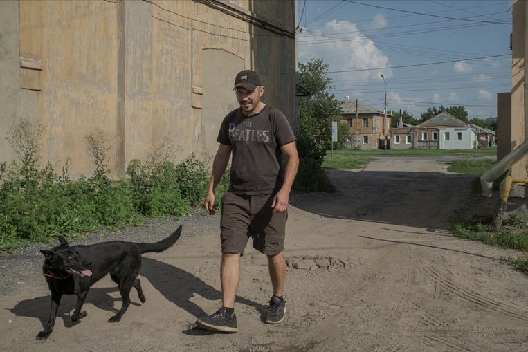 Vasiliy (37) is een van de weinige Oekraïners die konden terugkeren na gevangenschap in Rusland. Hij werd geslagen en kreeg elektrische schokken. 'Het is alsof je hele lichaam met naalden wordt geprikt.' Beeld MAURICIO LIMA / NYT