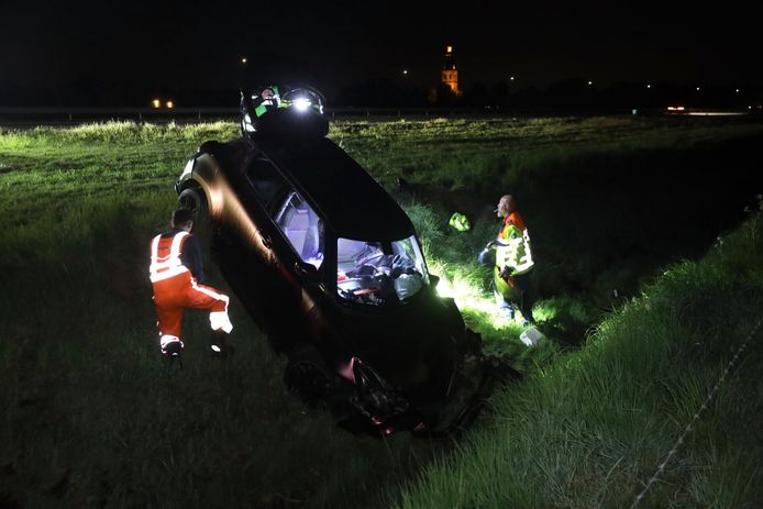Een bergingsbedrijf takelde de wagen uit de droge sloot langs de A50 bij Sint-Oedenrode.