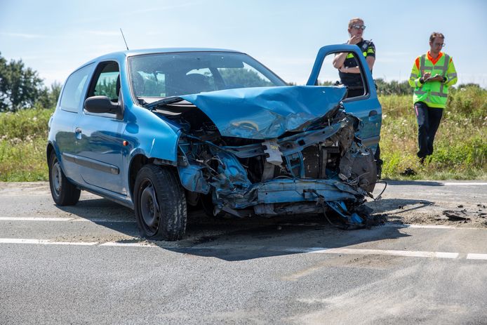Auto met aanhanger botst tegen vrachtwagen in Oudenbosch.