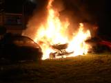 Drie auto's gaan in vlammen op in Oosterhout, politie vermoedt brandstichting