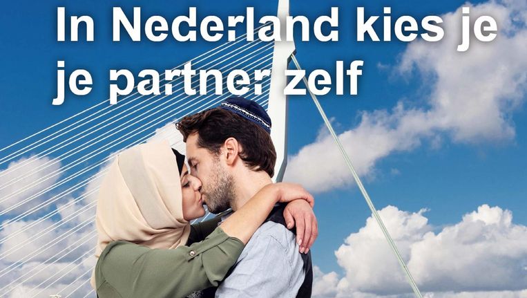 Een van de posters uit de campagne: een moslima met een hoofddoek en een Joodse man die een keppeltje draagt Beeld .