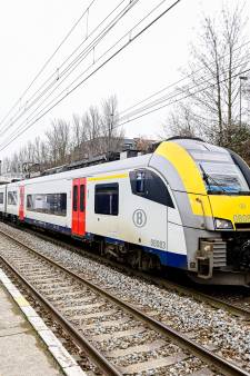 Les 130 passagers d'un train évacués après une collision avec une voiture à Deinze