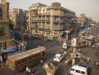 Roze bussen alleen voor vrouwen in grootste stad van Pakistan