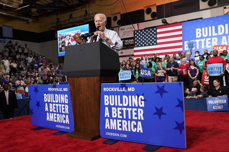 ‘Het is geen overdrijving dat jullie nu moeten stemmen om letterlijk de democratie te redden’, sprak president Biden. Beeld ANP / EPA