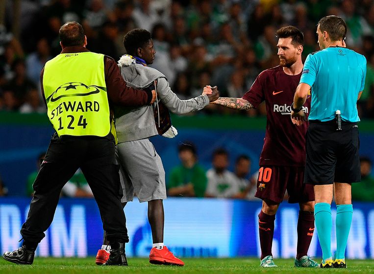 Messi staat erom bekend dat hij fans die het veld oplopen vriendelijk bejegent. Hier tijdens een wedstrijd in Lissabon in september 2017. Beeld AFP