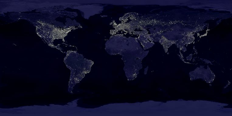 Deze uit sattelietopnamen samengestelde afbeelding van de aarde laat zien hoeveel kunstlicht de mens produceert. Beeld Data courtesy Marc Imhoff of NASA GSFC and Christopher Elvidge of NOAA NGDC. Image by Craig Mayhew and Robert Simmon, NASA GSFC.