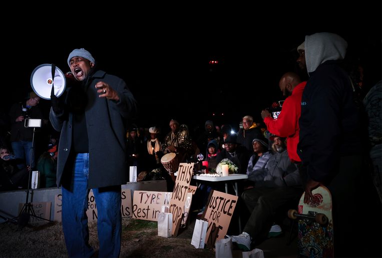 Een pastoor spreekt de menigte toe tijdens een wake voor Tyre Nichols, die overleed na te zijn geslagen door zwarte politieagenten in Memphis, Tennessee.  Beeld AP