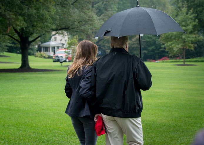 Helaas voor (het haar van) Melania. Haar man, Amerikaans president Donald Trump, liet haar gewoon in de regen lopen. Hij hield de paraplu enkel voor zichzelf.