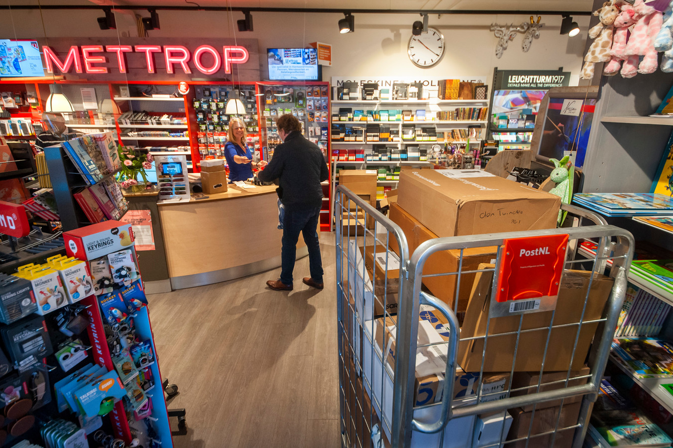Startpunt supermarkt Zwart Wel de winkel in voor een pakketje, maar niet voor een schrijfblok, hoe  dan? | Foto | bd.nl