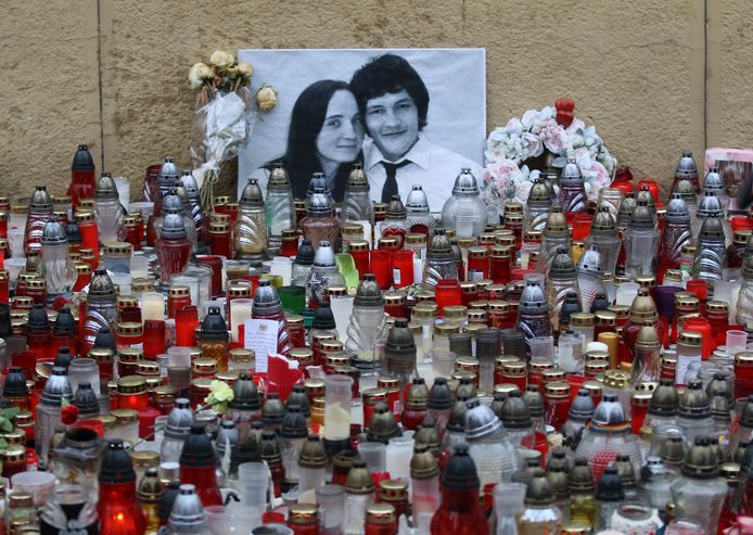 De foto van onderzoeksjournalist Jan Kuciak en zijn verloofde Martina Kusnirova omringd door kaarsen