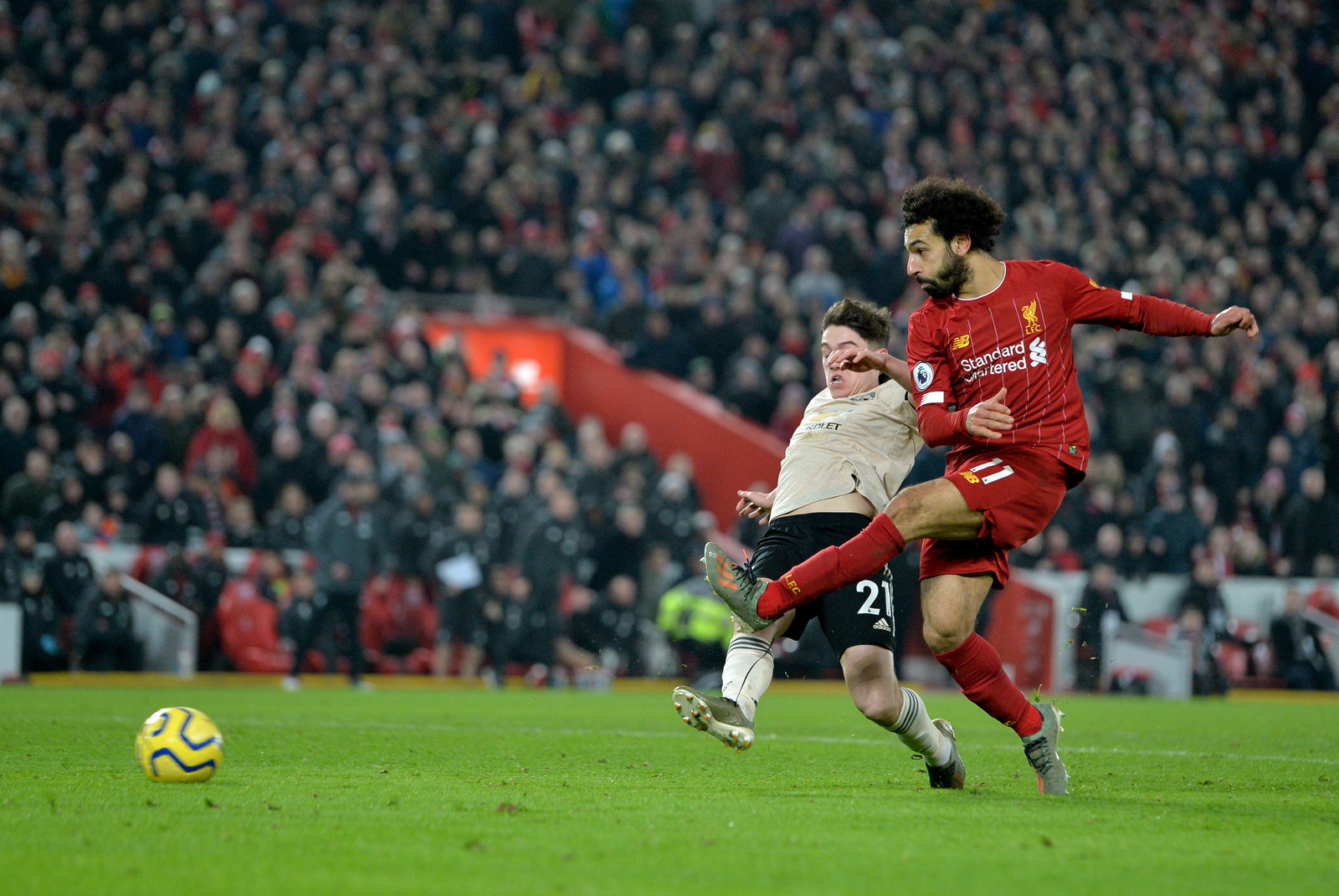 Mo Salah scoort de 2-0 voor Liverpool. Beeld EPA