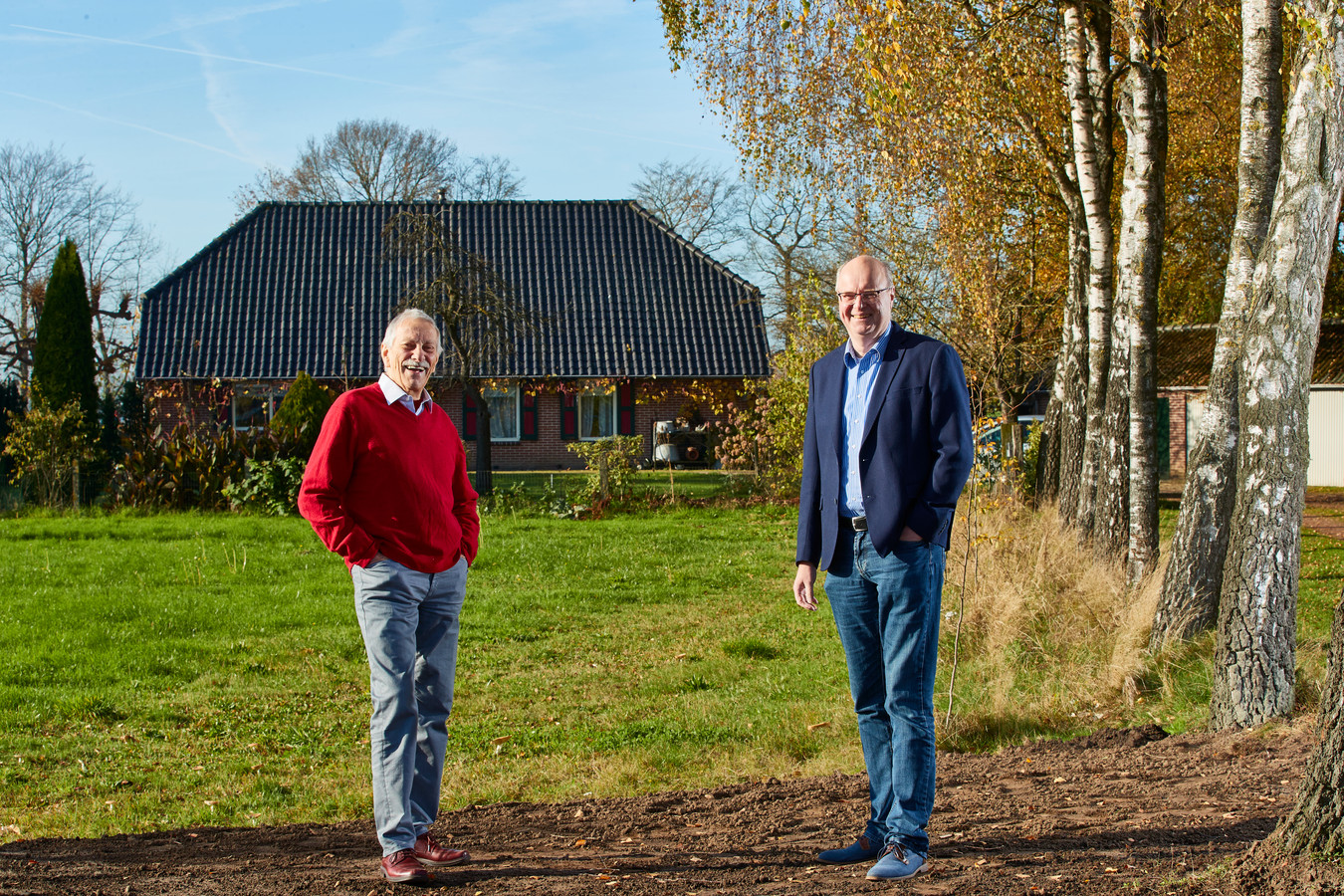Stichting Stolpersteine Lochem-bestuurslid Jos Israel - rechts, hier geflankeerd door voorzitter Pieter Arts - noemt het onverantwoord om nu een gedenksteen te leggen. ,,We twijfelden en vroegen ons hardop af: moeten we dit nu wel willen? De veiligheid en gezondheid staan voor ons voorop.’’
