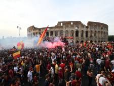 Spelers en supporters AS Roma vieren groot feest bij Colosseum na winst Conference League