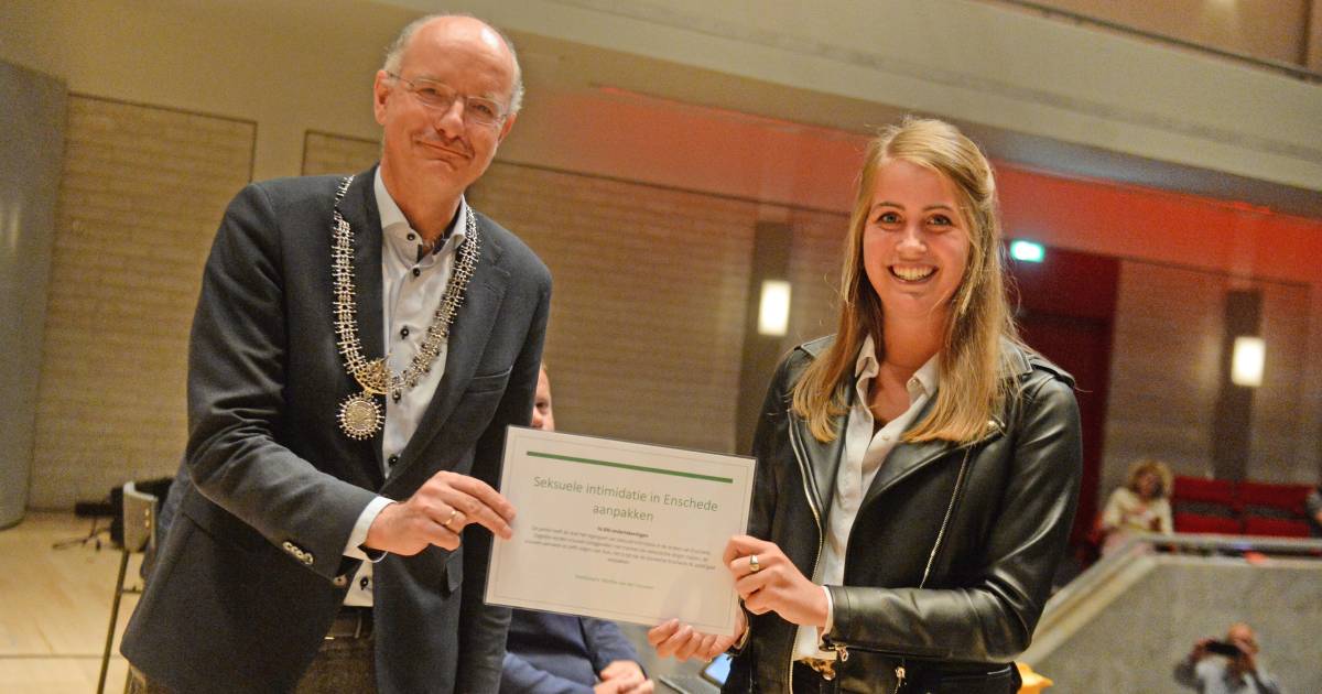 uit enschede overhandigt petitie tegen