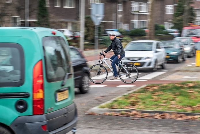 Op de fiets over de rotonde in de Heyendaalseweg.