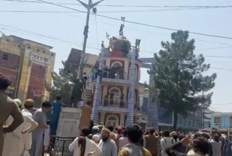 Almeno tre morti nelle proteste contro la bandiera dei talebani