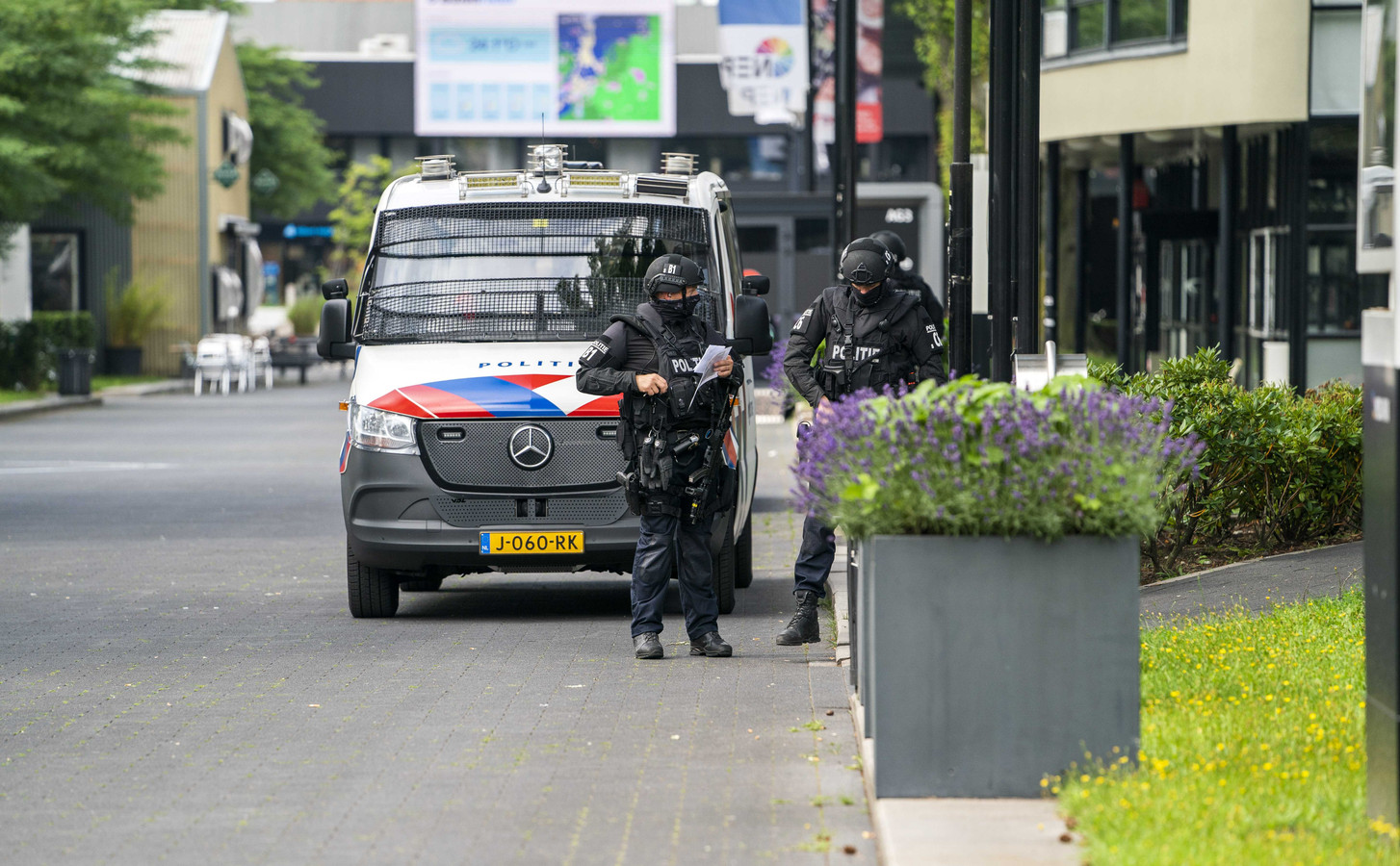 Le programme est désormais tourné à une trentaine de kilomètres au sud-est d'Amsterdam dans un lieu sécurisé.