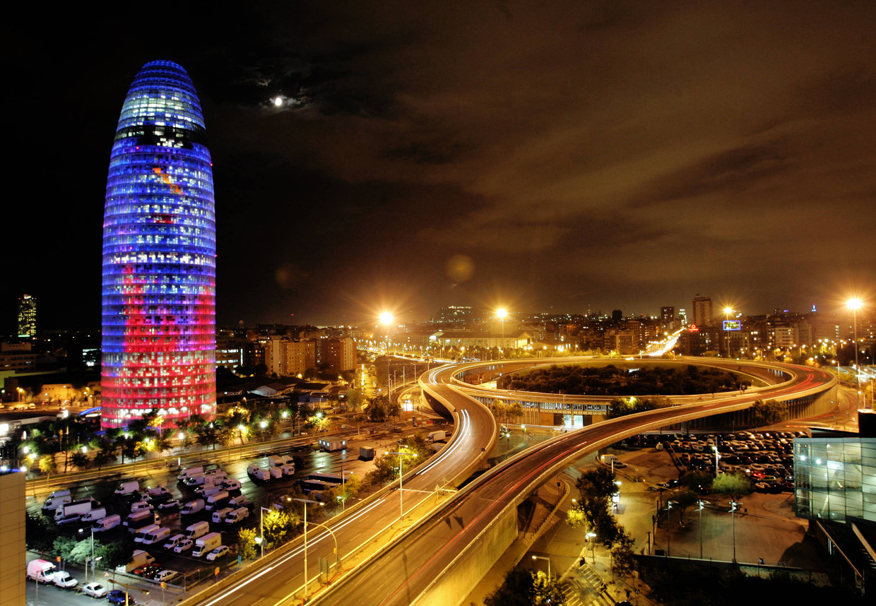 Vanuit deze kleurige toren in Barcelona werken de vrolijke van Facebook