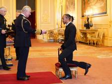 Lewis Hamilton is nu officieel Sir Lewis Hamilton na ceremonie op Windsor Castle