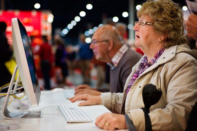 Ouderen achter computers tijdens de 50 Plus Beurs in de Jaarbeurs in Utrecht.