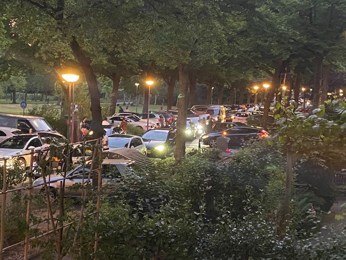 Bezoekers van het Vroesenpark trekken zich weinig tot niets aan van de afstandsregels.