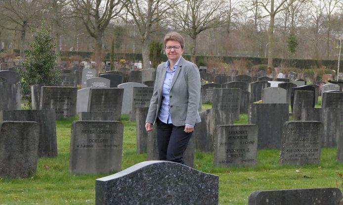 Uitvaartverzorgster Nicoline Hoogendoorn is in januari voor zichzelf begonnen. ,,Soms is het iets heel kleins dat je pakt. Een woord, een gebaar... En dat mag ook, het is helemaal niet erg als de emotie dichtbij komt.
