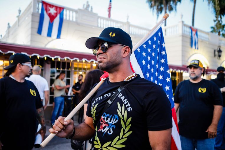 Henry 'Enrique' Tarrio, die beschouwd wordt als de leider van de Amerikaanse rechts-radicale groep Proud Boys, tijdens een demonstratie in Miami. Beeld AFP