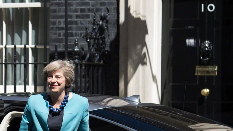Theresa May arriveert bij haar ambtswoning op 10 Downing Street, Londen. Beeld epa