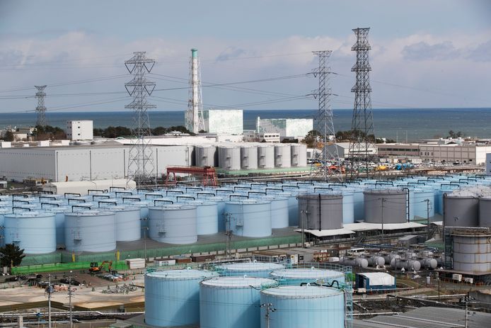 Sur cette photo d'archive du samedi 27 février 2021, les réacteurs nucléaires n°5, au centre gauche, et n°6 regardent des réservoirs stockant de l'eau traitée mais toujours radioactive, à la centrale nucléaire de Fukushima Daiichi dans la ville d'Okuma, préfecture de Fukushima, au nord-est du Japon.