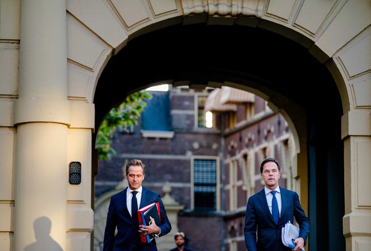 Minister Hugo de Jonge Volksgezondheid) en premier Mark Rutte op weg naar een Kamerdebat over de aanpak van de coronacrisis. Beeld EPA