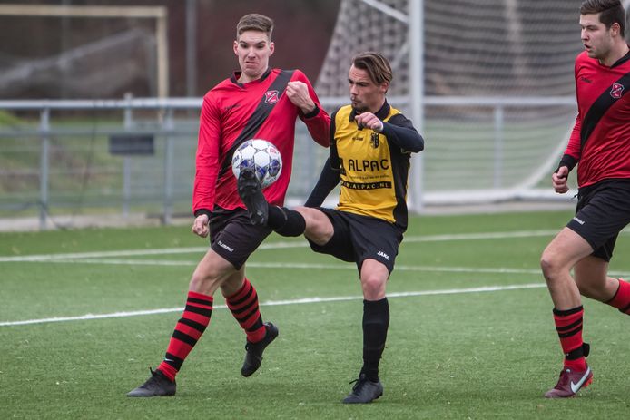 Fabian Metz van Diepenveen is in een duel verwikkeld met Rob Hofman van Holten.