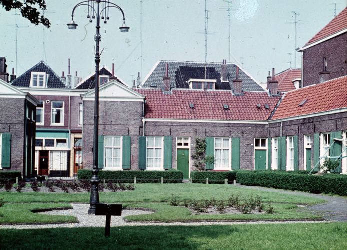 Het Luthers Hofje met links de ingang aan de Hommelseweg.