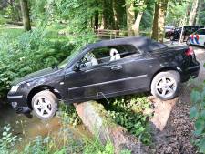 Automobiliste belandt met cabriolet bijna in sloot bij Breda