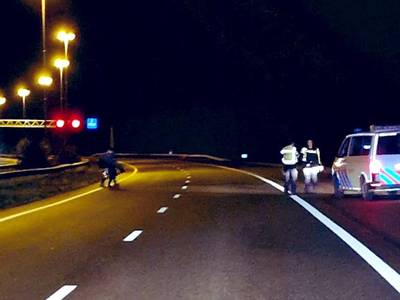 Politie plukt twee wandelaars van de A58 bij Rijen