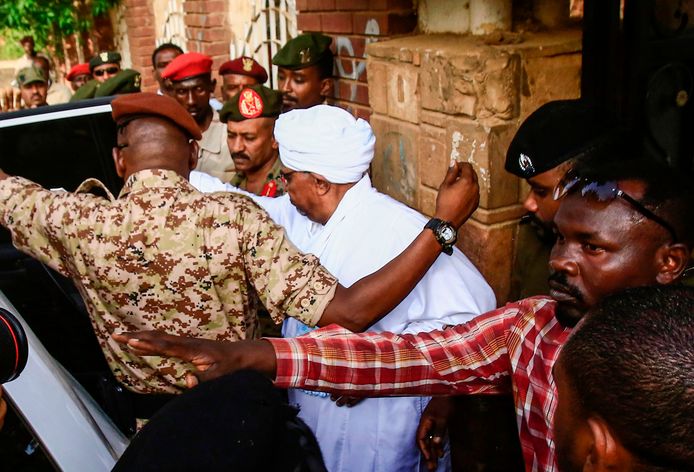 Het is voor het eerst dat Al-Bashir in het openbaar verscheen sinds hij in april is afgezet.
