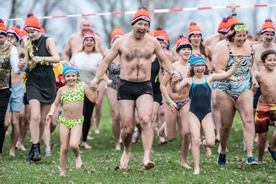 Tony Ashek uit Giesbeek blaast nieuwjaarsduik nieuw leven in: Met 55 gekken het koude water in