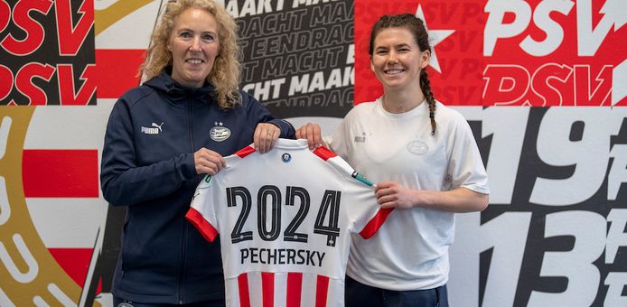 De Canadese aanvaller Lisa Pechersky (rechts) bij haar presentatie met manager vrouwenvoetbal Sandra Doreleijers van PSV.