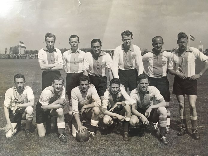 Jaap Remmerswaal (uiterst links, achterste rij) met het kampioensteam van SV Wassenaar in 1952.