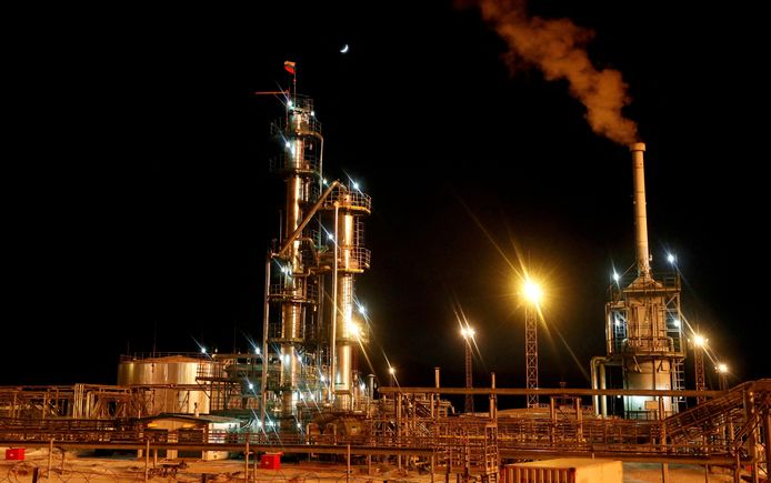 Archiefbeeld ter illustratie. De Russische vlag wappert op de top van een dieselfabriek in een olieveld in de regio Irkoetsk.