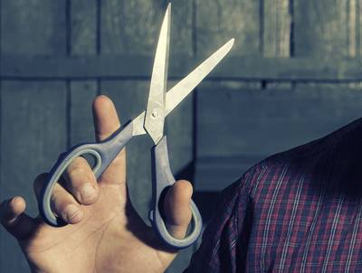 Jaloerse echtgenoot zet schaar in penis van liefdesrivaal en maakt hem zoek