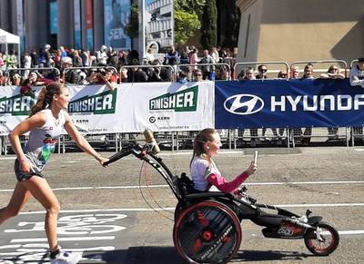 Lotte (27) en Kimberly (26) verbreken wereldrecord marathonlopen met rolstoel: “We hebben het gedaan!”
