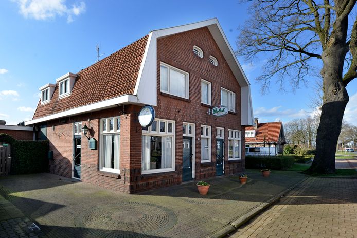 Het oude dorpscafé van Eduard en Miny Arends in Tilligte. Als het kan wordt de oude voorgevel geïntegreerd in de nieuwbouw.