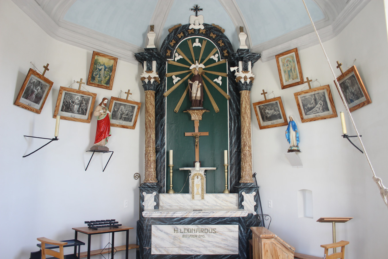 De kapel werd ook binnenin stevig gerestaureerd.