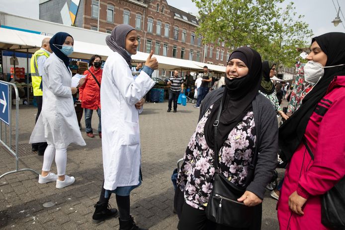 In Rotterdam gaan op zaterdag artsen en geneeskundestudenten in hun vrije tijd de markt op om mensen te informeren over vaccinatie en - als ze willen - direct een prik te geven in de moskee om de hoek.