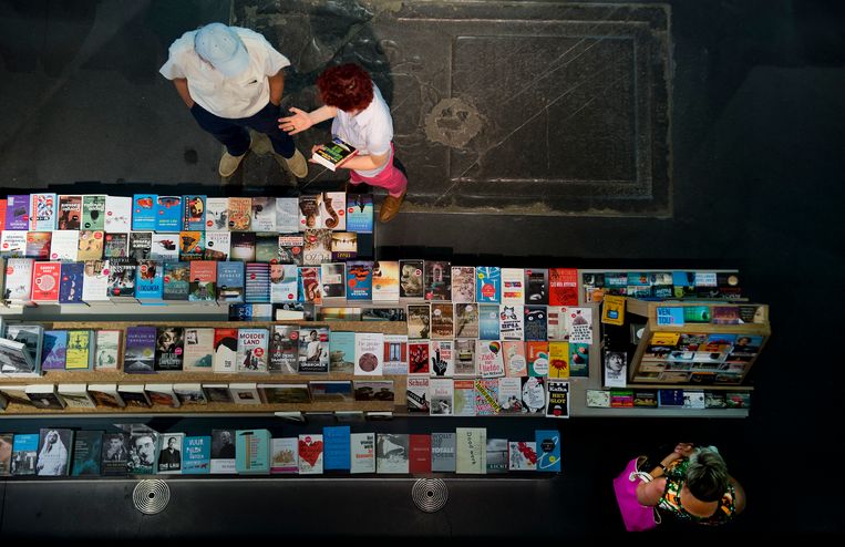 Het druk in de boekenwinkel, maar past dat wel met de anderhalve meter?