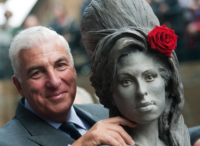 Mitch Winehouse bij een beeld van zijn dochter.